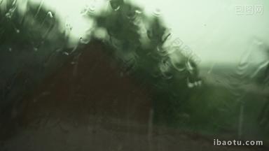 阴天<strong>下雨窗户</strong>玻璃上的水珠
